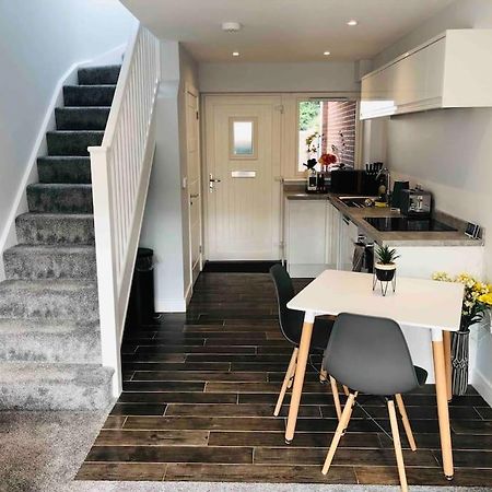 Centrally Situated House Plus Private Parking 切尔滕纳姆 外观 照片