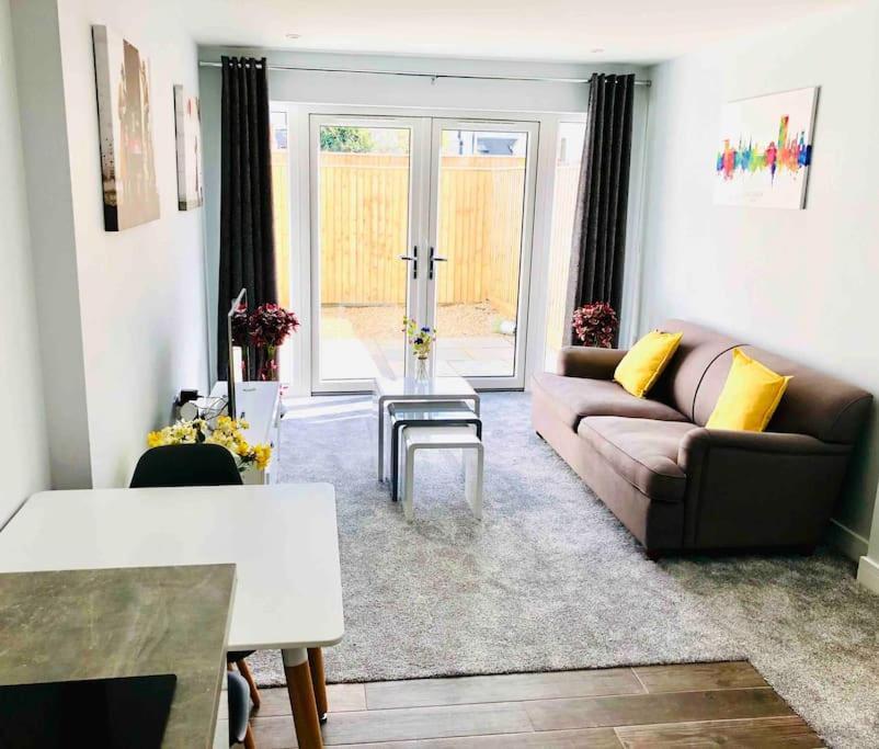 Centrally Situated House Plus Private Parking 切尔滕纳姆 外观 照片